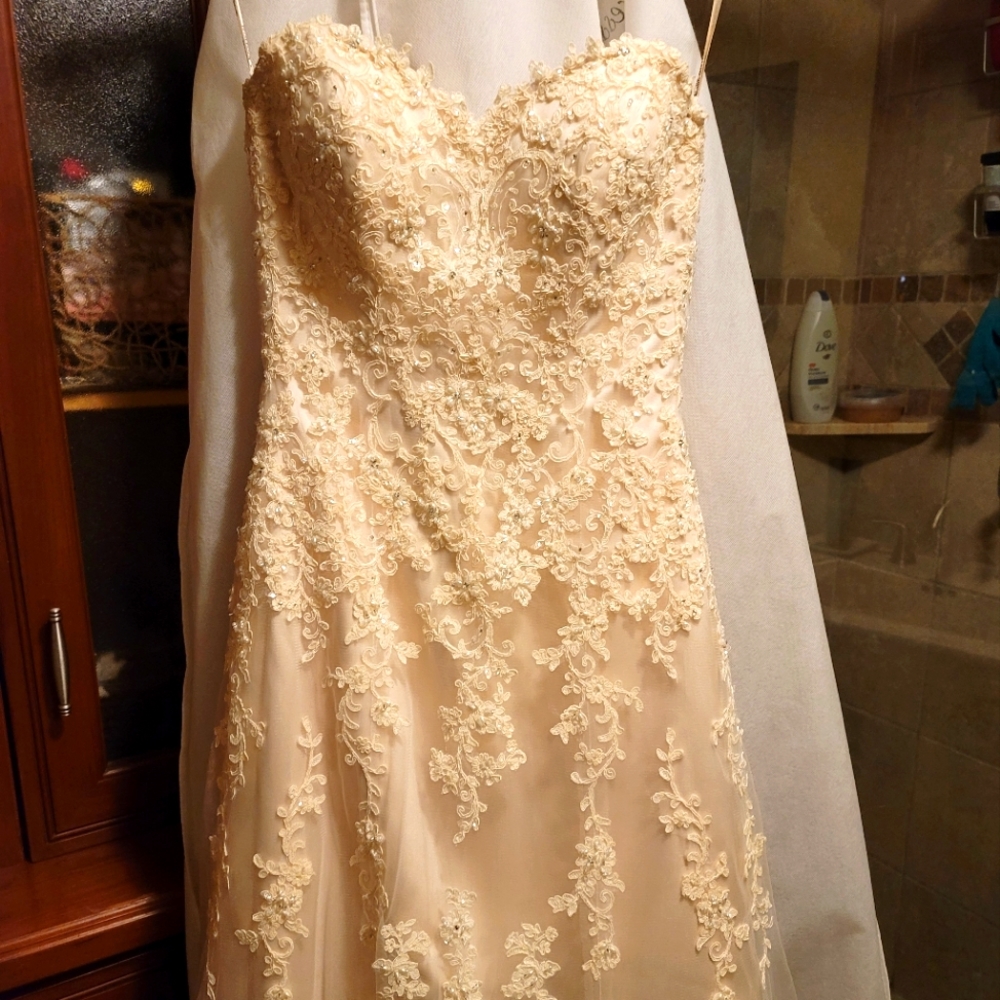 Maggie Sottero wedding dress.  Size 4. Off white mermaid style